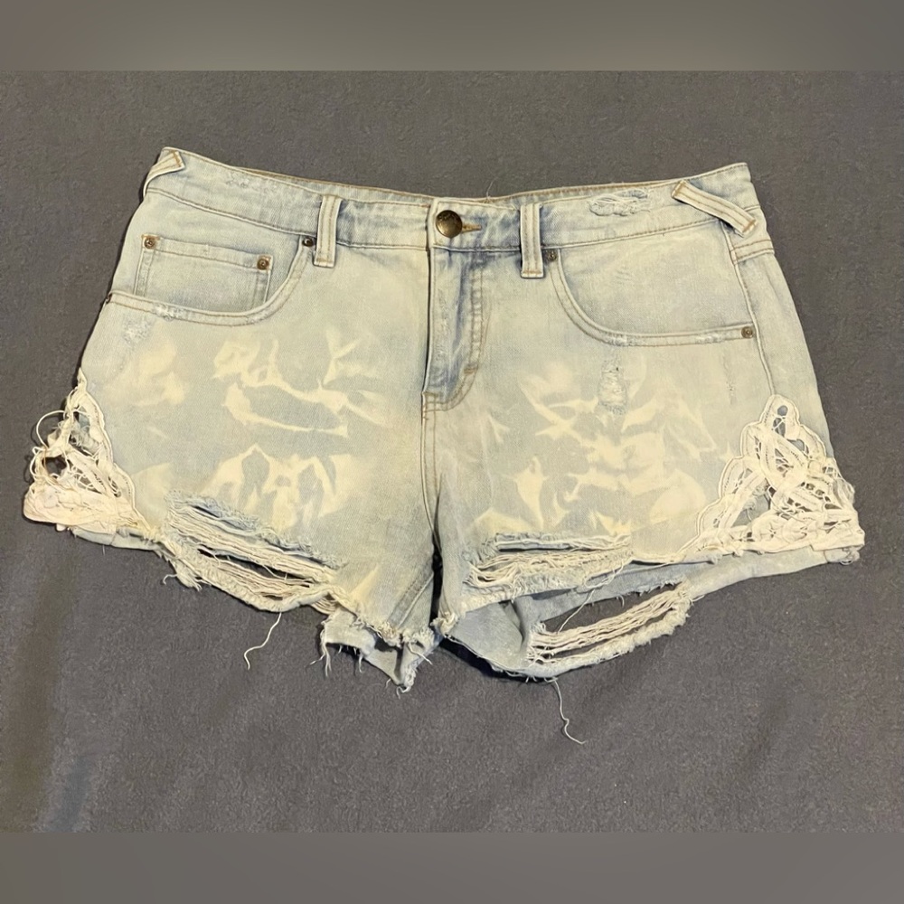 Free People distressed jean‎ shorts/w lace accents women size 28 pre-owned cond.